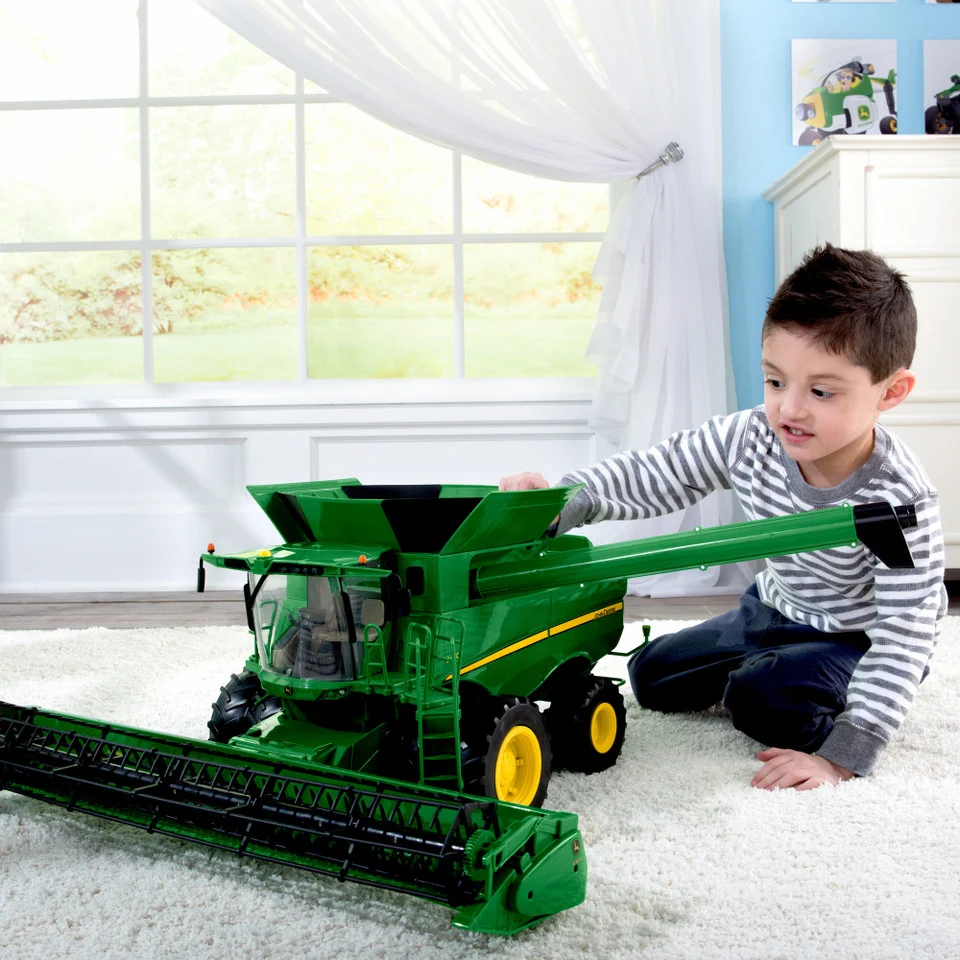 Big Farm Lights & Sounds John Deere 1:16 Scale S690 Combine with Corn and Draper Head 47101 - Image 2