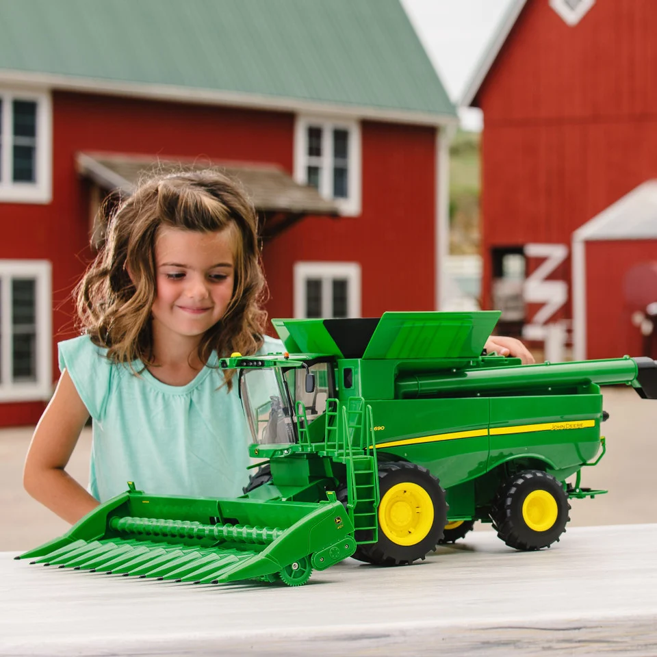 Big Farm Lights & Sounds John Deere 1:16 Scale S690 Combine with Corn and Draper Head 47101 - Image 3