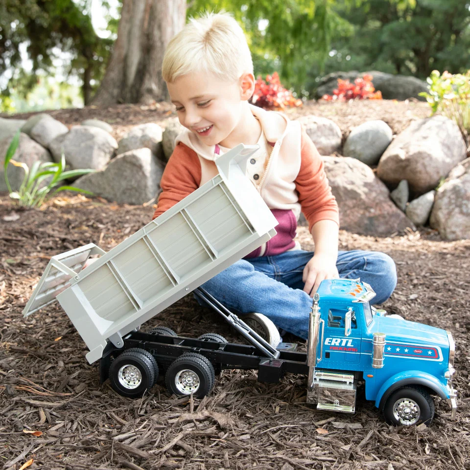 Big Farm Peterbilt 1:16 Scale Dump Truck with Lights & Sounds and Working Dump Bed 47602 - Image 5
