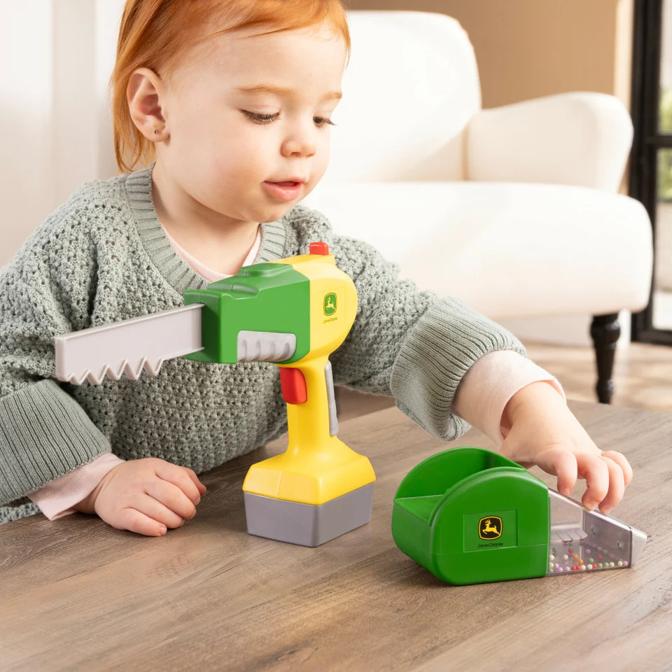 John Deere 2-in-1 Power Tool Toy with Toy Saw and Toy Vacuum 47614 - Image 4