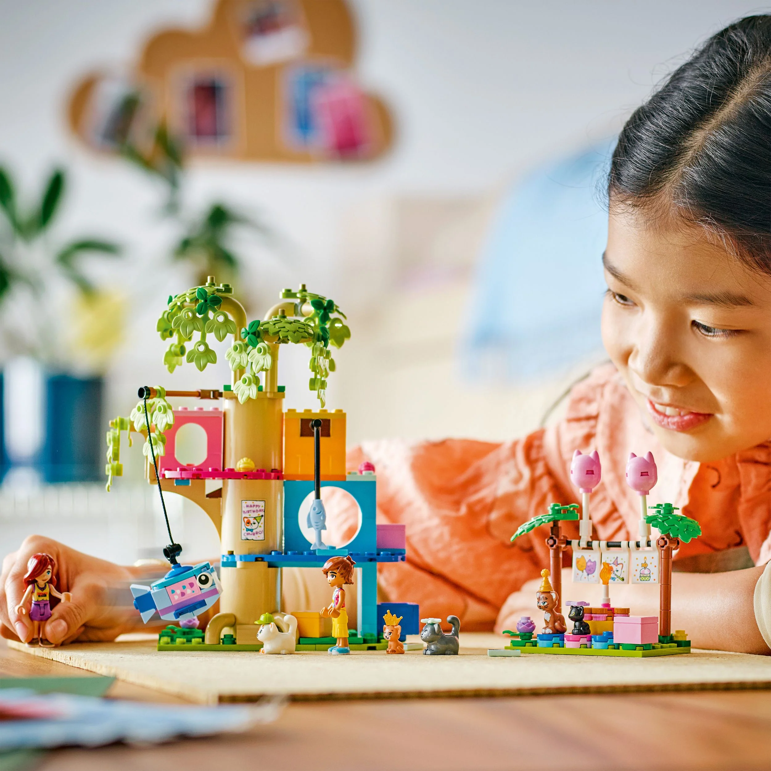 LEGO Friends Cat Birthday Party & Tree House 42666 - Image 3