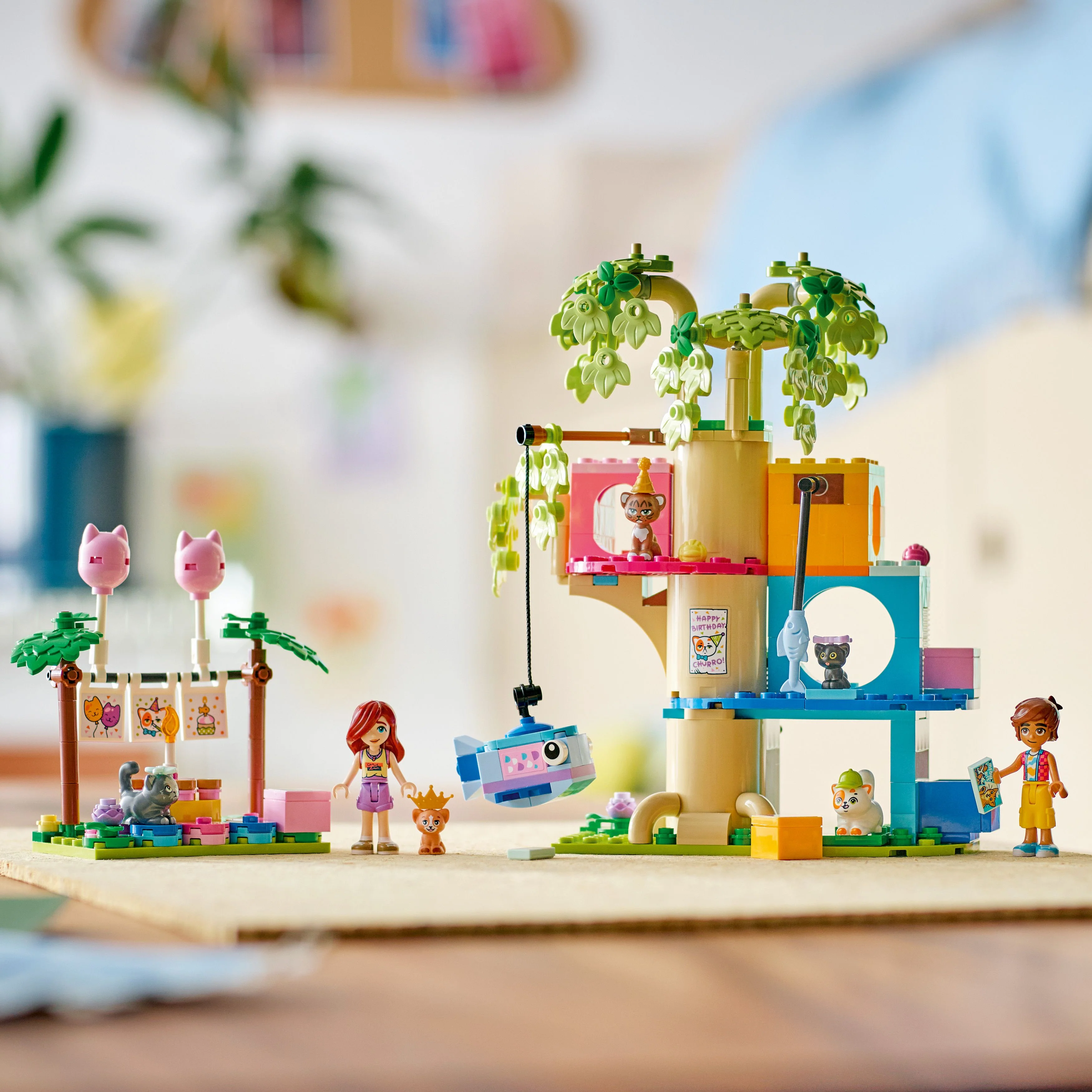LEGO Friends Cat Birthday Party & Tree House 42666 - Image 4
