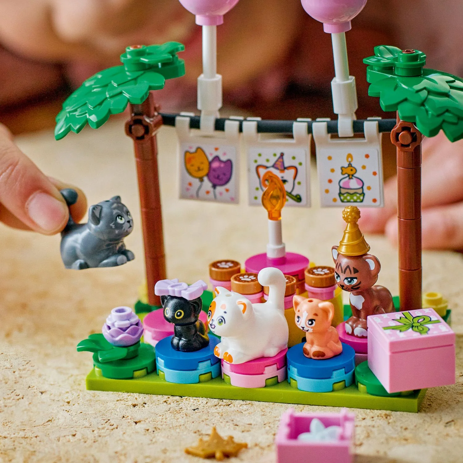 LEGO Friends Cat Birthday Party & Tree House 42666 - Image 7