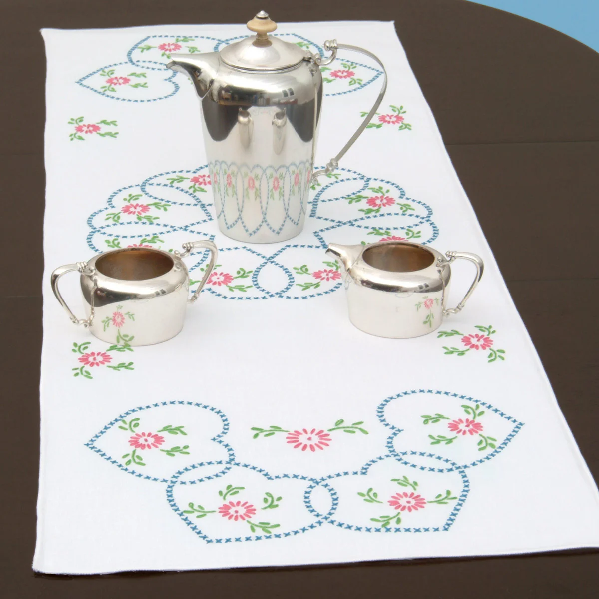 Starburst of Hearts Table Runner 560-33